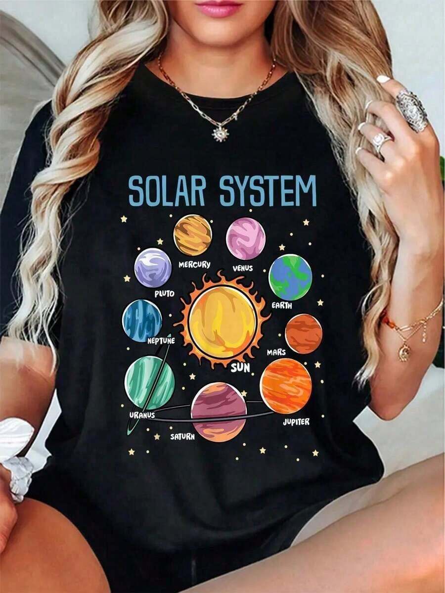 Under The Radar Camiseta 100% Algodón con Diseño de Planetas del Sistema Solar, Ciencia y Espacio para Niños y Niñas, Estilo STEM, Camiseta Vintage de Corte Holgado para Mujer, Camisetas Premium Suaves con Estampado, Cuello Redondo, Camisetas de Moda - Estilo Urbano Vintage, Camiseta Unisex de Manga Corta de Algodón con Cuello Redondo - Negro - Ver 1