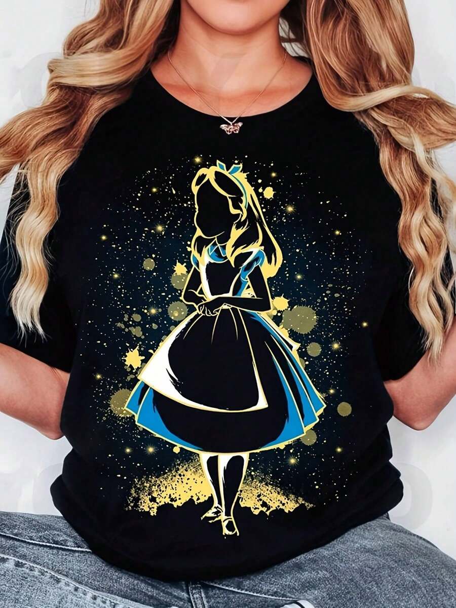 Camiseta Negra para Mujer con Gráfico de Alicia en el País de las Maravillas - Diseño Icónico con Alicia en Vestido Azul y Negro, Estilo Caprichoso con Estrellas Doradas y Puntos Circulares - Ideal para Ocasiones Informales, Uso Diario o Regalos Especiales - Negro - Ver 1