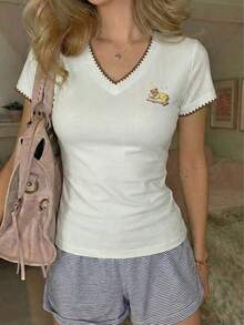 Camiseta de cuello en V con pliegues y estampado del logo de Nueva York NY, estilo minimalista y casual, adecuada para el verano, la vuelta al colegio, el estilo universitario y el estilo "Old Money" para la fiesta de bienvenida - Multicolor 2 - Ver 7