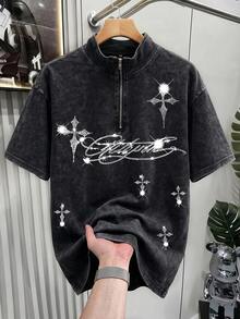 Kaos Pria Lengan Pendek Kerah Tegak Setengah Resleting Bergaya Vintage - Hiasan Salib Berlian Imitasi yang Menarik Perhatian & Grafis Teks Bahasa Inggris yang Mengalir, Nuansa Streetwear Amerika, Kerah Setengah Resleting yang Dapat Disesuaikan untuk Gaya Serbaguna, Pilihan Ideal untuk Tampilan yang Dipersonalisasi - Hitam - View 1