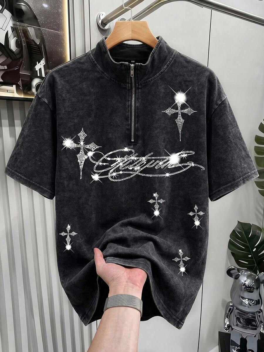 Kaos Pria Lengan Pendek Kerah Tegak Setengah Resleting Bergaya Vintage - Hiasan Salib Berlian Imitasi yang Menarik Perhatian & Grafis Teks Bahasa Inggris yang Mengalir, Nuansa Streetwear Amerika, Kerah Setengah Resleting yang Dapat Disesuaikan untuk Gaya Serbaguna, Pilihan Ideal untuk Tampilan yang Dipersonalisasi - Hitam - View 1