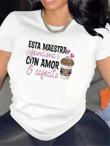 Camiseta de Profesora - "Esta Maestra Funciona Con Amor Y Cafecito" Frase en Español, Regalo Divertido para Educadoras, Camiseta Cómoda de Poliéster para Uso en Casa o en el Aula, Tela Duradera para Maestras(unisex, small and fresh, simple, for teenagers) - [Blanco] - Ver 1