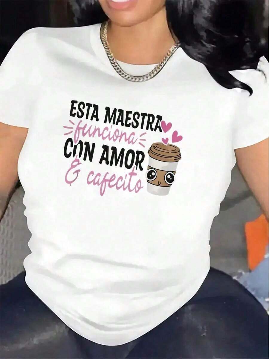 Camiseta de Profesora - "Esta Maestra Funciona Con Amor Y Cafecito" Frase en Español, Regalo Divertido para Educadoras, Camiseta Cómoda de Poliéster para Uso en Casa o en el Aula, Tela Duradera para Maestras(unisex, small and fresh, simple, for teenagers) - [Blanco] - Ver 1