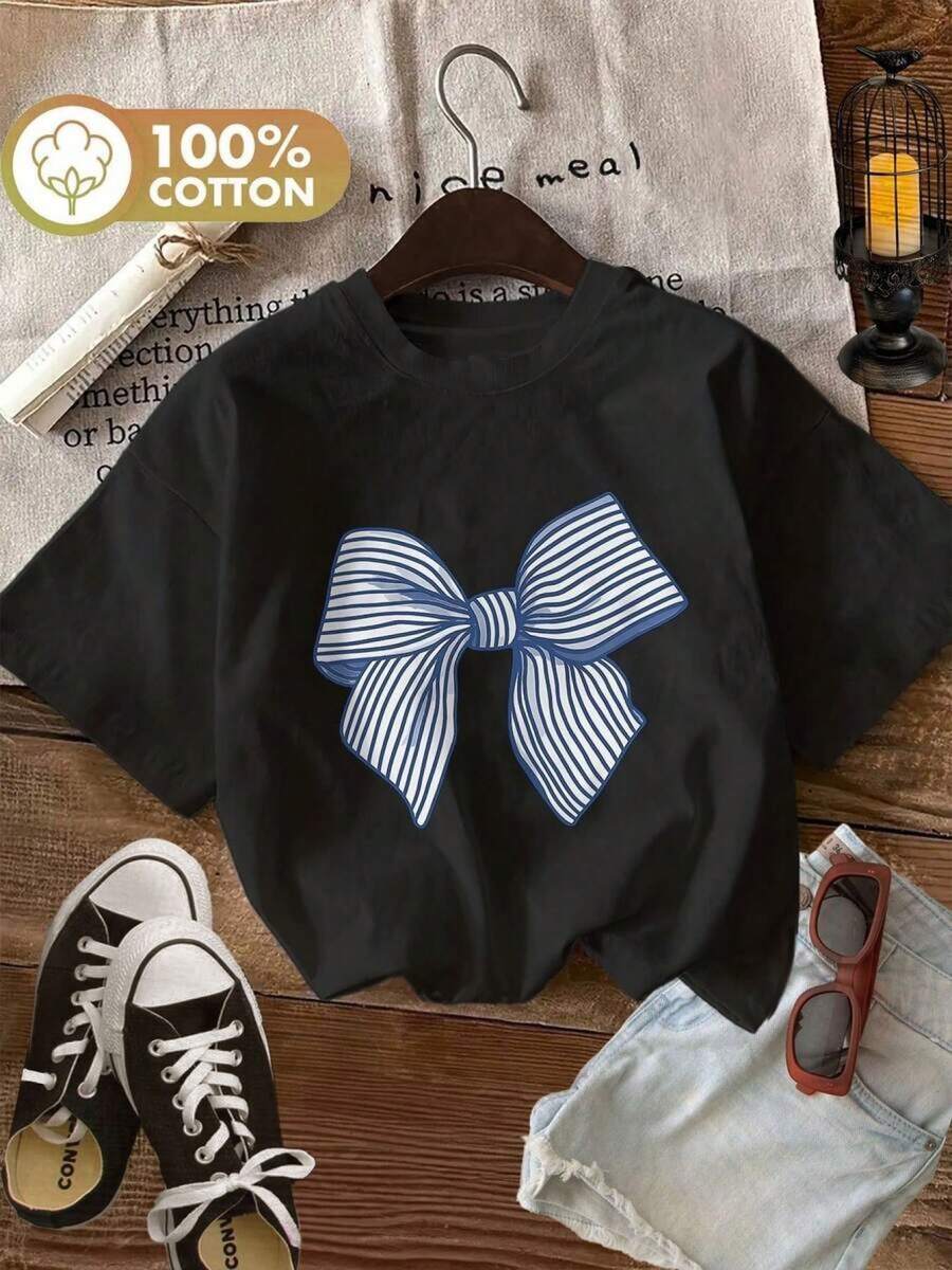 Camiseta Y2K de algodón 100% con diseño exclusivo de lazo a rayas en colores azul y blanco.Perfecta para un estilo moderno y fresco, ideal para combinar con jeans cortos.¡No te pierdas esta pieza única que está arrasando en México! MCYY - Negro - Ver 1