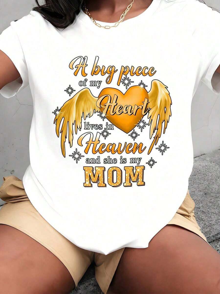 Una gran parte de mi corazón vive en el cielo y ella es mi mamá con alas y estampado de corazón. Camiseta de mujer de manga corta y cuello redondo. Camiseta de algodón. - Blanco - Ver 1