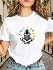 Limited Time Offer, Limited Quantities, Flash ! Women's Casual Shirts, Women's Polyester T-Shirts, Stylish Shirts. This Women's T-Shirt Features An Oversized Geometric Print And A Design Of An Astronaut Meditating In The Galaxy. It Has Short Sleeves, A Relaxed Fit, And Is Available In Black And Gold. This Is A Casual Summer T-Shirt, Made From Slightly Stretchy, Machine-Washable (Wrinkle-Resistant) Fabric, Ideal For Everyday Wear. - 白色 - 查看 7
