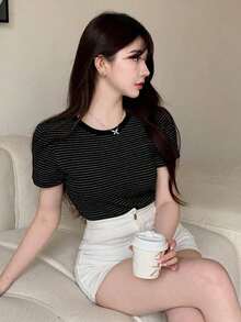 Camiseta casual de mujer de manga corta con cuello redondo, estampado de rayas, para salir - Negro 2 - Ver 4