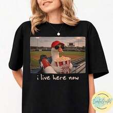 short-sleeveCamiseta de ganso "Vivo aquí ahora", camiseta divertida de ganso de campo de béisbol, torneo de béisbol y softbol de viaje, humor de fanático del béisbol, gráfico deportivo vintage100% Cotton - Negro - Ver 1