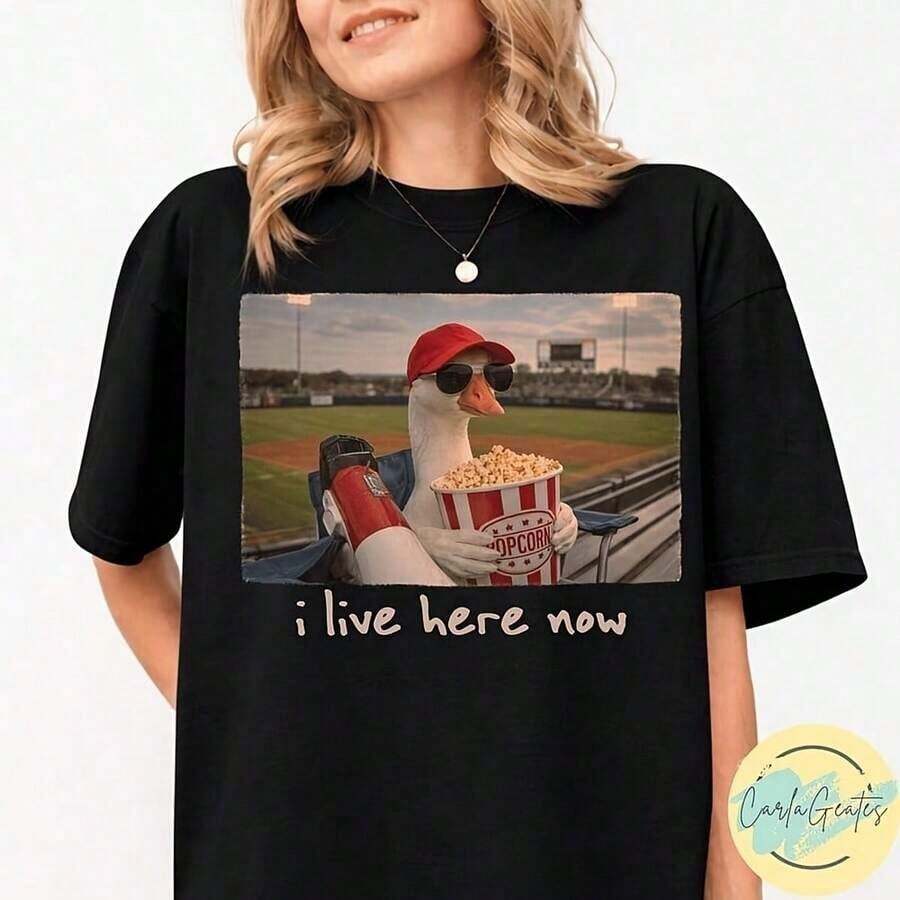 short-sleeveCamiseta de ganso "Vivo aquí ahora", camiseta divertida de ganso de campo de béisbol, torneo de béisbol y softbol de viaje, humor de fanático del béisbol, gráfico deportivo vintage100% Cotton - Negro - Ver 1
