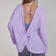 Top deportivo para mujer de manga larga con espalda descubierta y diseño de nudo, ideal para yoga, pilates y fitness - Marrón - Ver 3