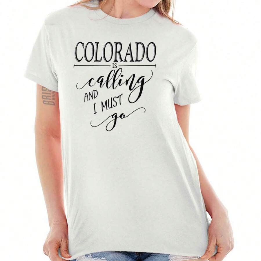 Colorado me está llamando, debo irme a viajar. Camiseta gráfica de cuello redondo para mujer, camisetas de moda, camisetas cómodas, camisetas modernas. - Blanco - Ver 1