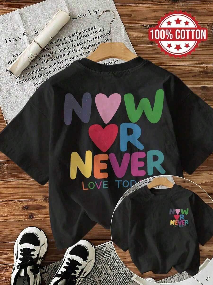 Últimos estilos de SimpieAndVersatileDesign: Camiseta de manga corta con cuello redondo y estampado a doble cara, con un diseño vibrante que presenta corazones y la frase "OR NEVERCottno". Estilo casual de algodón para el hogar, uso diario, vacaciones, verano, ropa Y2k, moda, estilo casual, deportivo y relajado, tallas grandes, ropa de algodón para mujer, top para mujer, 100% algodón, camiseta de algodón. - Negro - Ver 1