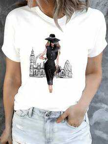 Figura femenina elegante con sombrero paseando frente a los edificios emblemáticos de Londres representando el espíritu libre y moderno de la mujer urbana camiseta de mujer casual cómoda para uso diario - Blanco - Ver 8