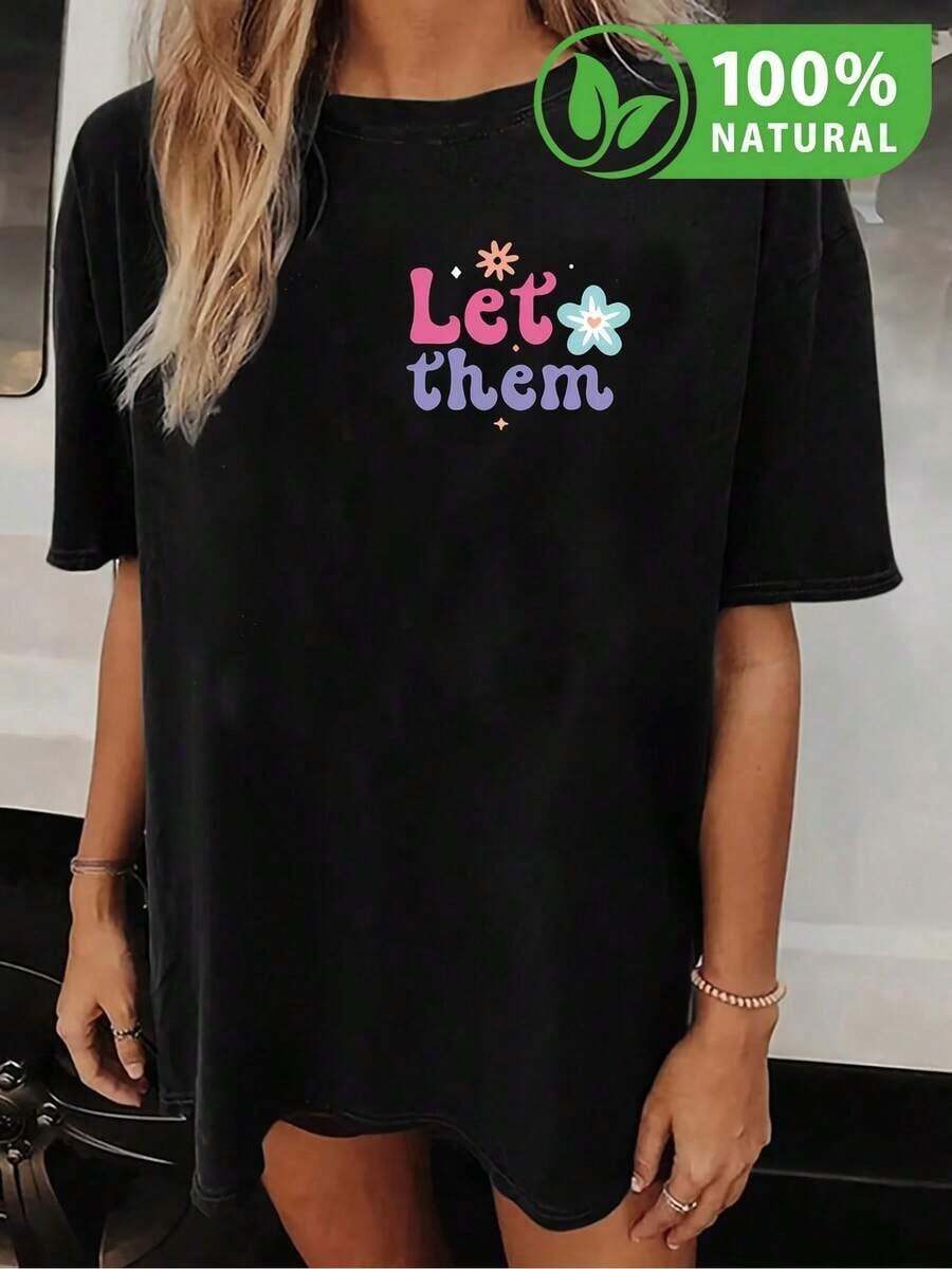 Playera negra con diseño Let Them estampado en colores vibrantes estilo retro para un look casual y moderno ideal para cualquier temporada comparación en mexicanas esta T-shirt se ajusta perfectamente a tu estilo cotidiano siendo un must-have para destacar entre la multitud - Negro - Ver 1