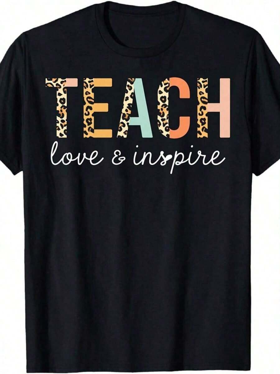 Camiseta única con diseño Y2K para educadores con el mensaje "TEACH love & inspire" en letras vibrantes y estampado de leopardo, ideal para hacer una declaración en estilo moderno y original. Perfecta para aquellos que aman enseñar y motivar. - Negro - Ver 1