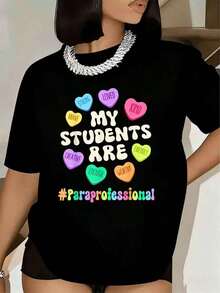 Camiseta de Mujer con Estampado de Corazones Coloridos y Frases: Mis Alumnos Son Valientes, Amados, Gentiles, Creativos, Suficientemente Amables, Valen la Pena, Paraprofesional. Manga Corta, Cuello Redondo, Ropa Casual para Maestros, Día de San Valentín, Evento Escolar. Camiseta de Algodón. - Negro - Ver 1