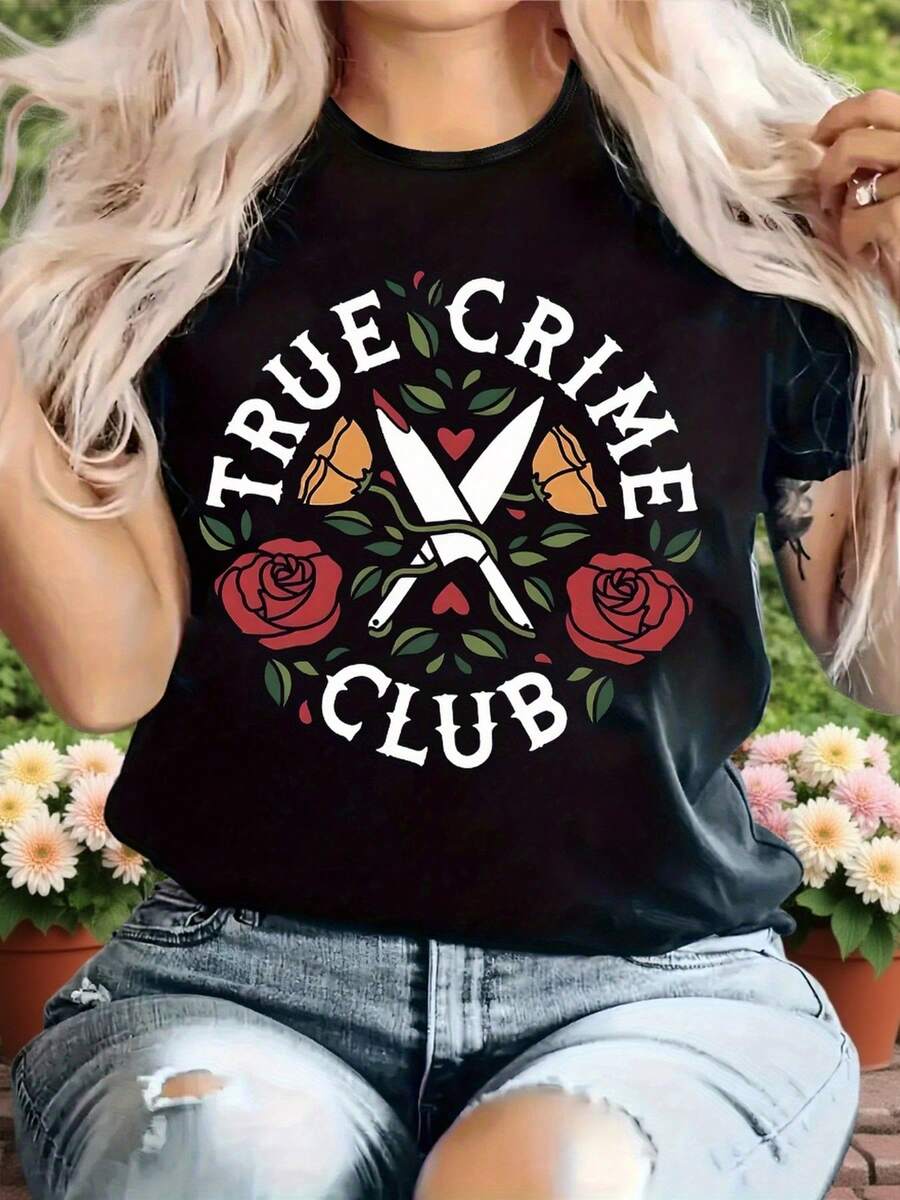Camiseta de Mujer Talla Grande con Diseño "Real Crime Club" de SimpieAndVersatileDesign - Negra, cuello redondo, manga corta, tejido casual, con diseño de rosa y tijeras, adecuada para todas las estaciones, ropa informal. | Camiseta estampada | Camiseta de Algodón con Fibra Elástica - Negro - Ver 1