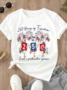 Camiseta Casual de Manga Corta para Mujer, Blanca, con Estampado Patriótico de Gansos, Banderas y Fuegos Artificiales, "250 Años de Libertad", para Celebración del Día de la Independencia. - Blanco - Ver 3