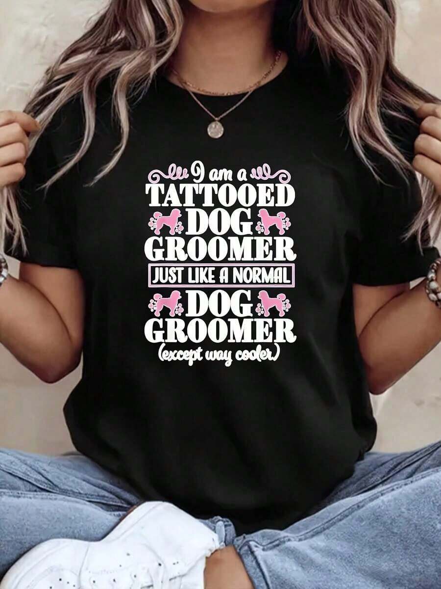 Soft, Breathable, And Lightweight For All-Day Comfort. I'm A Dog Groomer With Tattoos. Short-Sleeve T-Shirt With A Modern, Relaxed Fit And A Crew Neck. Dog Print T-Shirt. Everyday Cotton. 220 G. Classic Crew Neck With A Relaxed Fit That Flatters All Body Shapes And Is Easy To Pair With Jeans, Shorts, And Leggings. - 黑色 - 查看 1