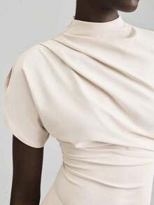 2026SS Nueva blusa de verano para mujer, uniforme de maestra, atuendo de aeropuerto para el Día de la Independencia, de tela elástica, camiseta azul sólida talla grande vendida, estilo casual cómodo, top de punto, diseño asimétrico, manga corta frun - Albaricoque - Ver 5