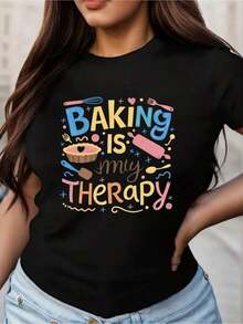 Camiseta única Y2K con diseño vibrante "Baking is my Therapy" ideal para amantes de la repostería, destaca por sus colores alegres y elementos de cocina, perfecta para quienes buscan estilo y comodidad, ¡haz de la pastelería tu terapia favorita! - Negro - Ver 1