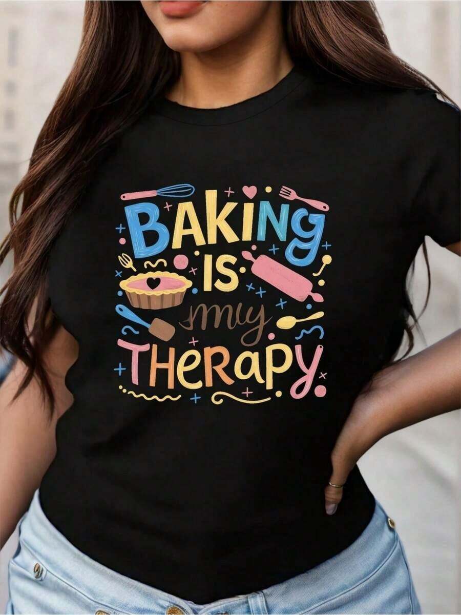Camiseta única Y2K con diseño vibrante "Baking is my Therapy" ideal para amantes de la repostería, destaca por sus colores alegres y elementos de cocina, perfecta para quienes buscan estilo y comodidad, ¡haz de la pastelería tu terapia favorita! - Negro - Ver 1