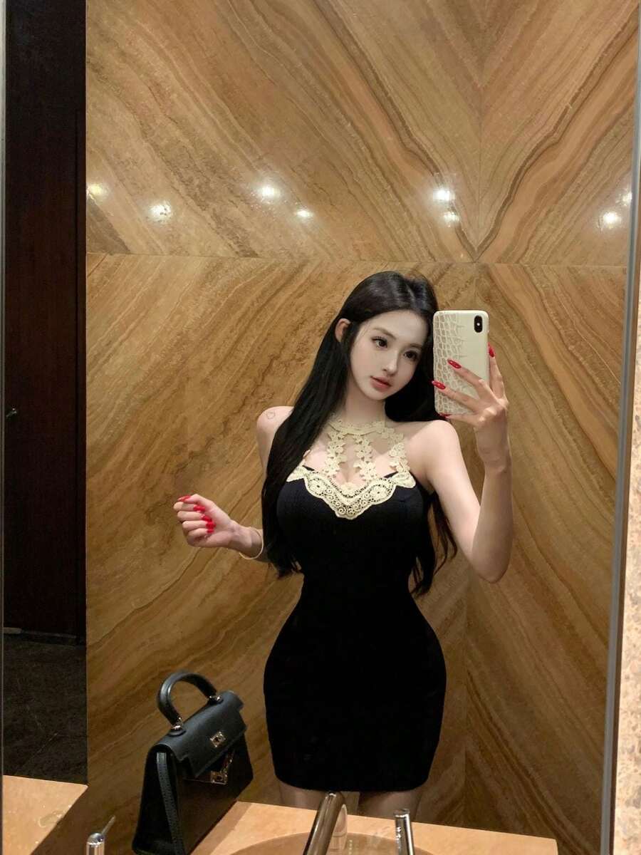 A French-Style Black Square-Neck Dress With A Defined Waist; The 2026 New Arrival Is A Luxurious Short Dress Perfect For Early Summer. - Black - View 1