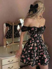 MOD Vestido mini con estampado floral, hombros descubiertos, cintura acampanada y falda de sirena sobre fondo negro - Multicolor - Ver 1
