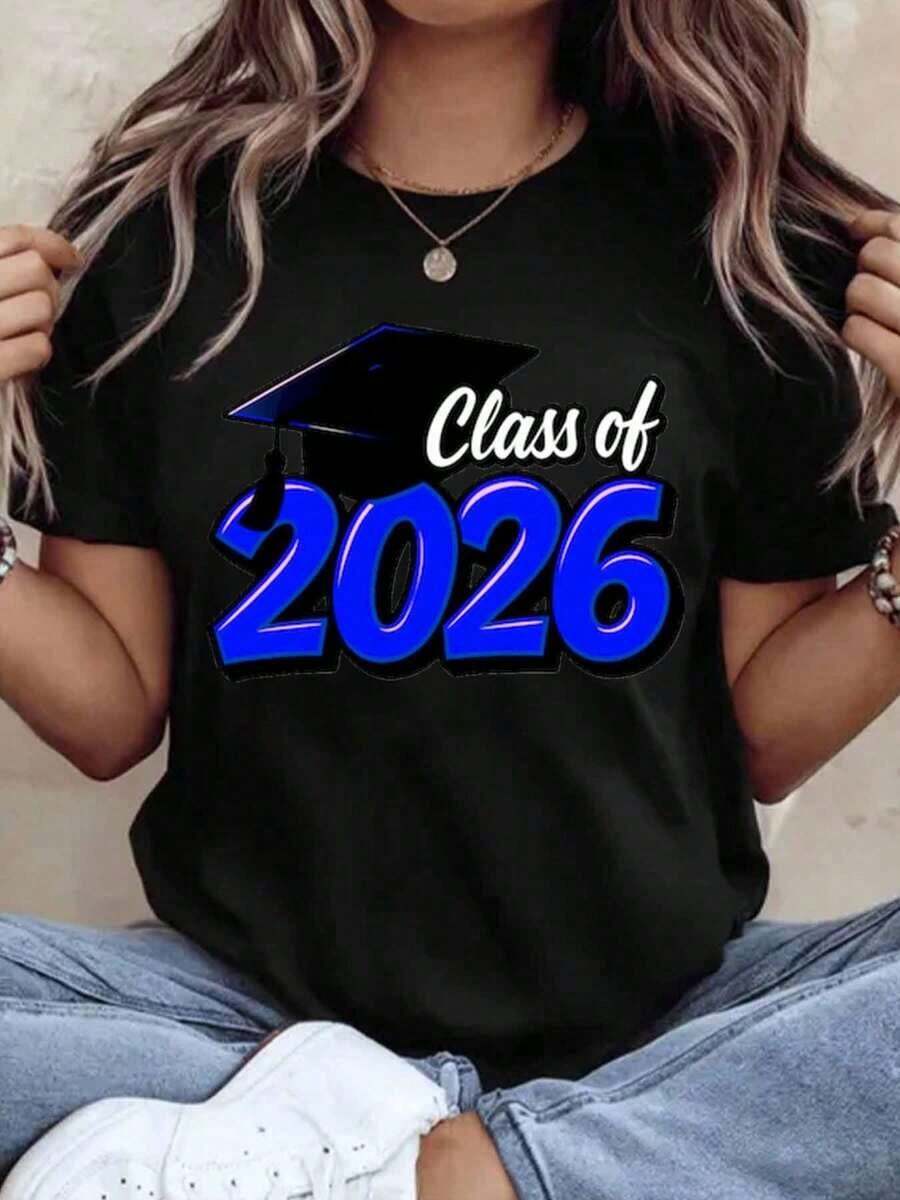 1 camiseta de graduación Clase de 2026 para estudiantes, regalo de celebración para el último año de estudios, para graduados de secundaria y universidad, diseño de gorra azul, camiseta de algodón, 180g, 100% algodón. - Negro - Ver 1