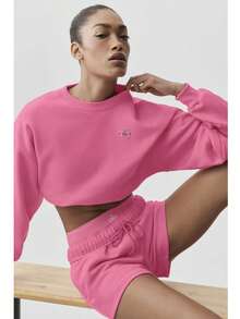 Alo Yoga Cropped Accolade Crewneck | Heavyweight Soft French Terry | Luxe Brushed Interior | Drop-Shoulder Relaxed Fit | Iconic Chrome Logo Detail | The Ultimate Street-To-Studio Staple - Màu Hoa hồng đỏ - Xem 5