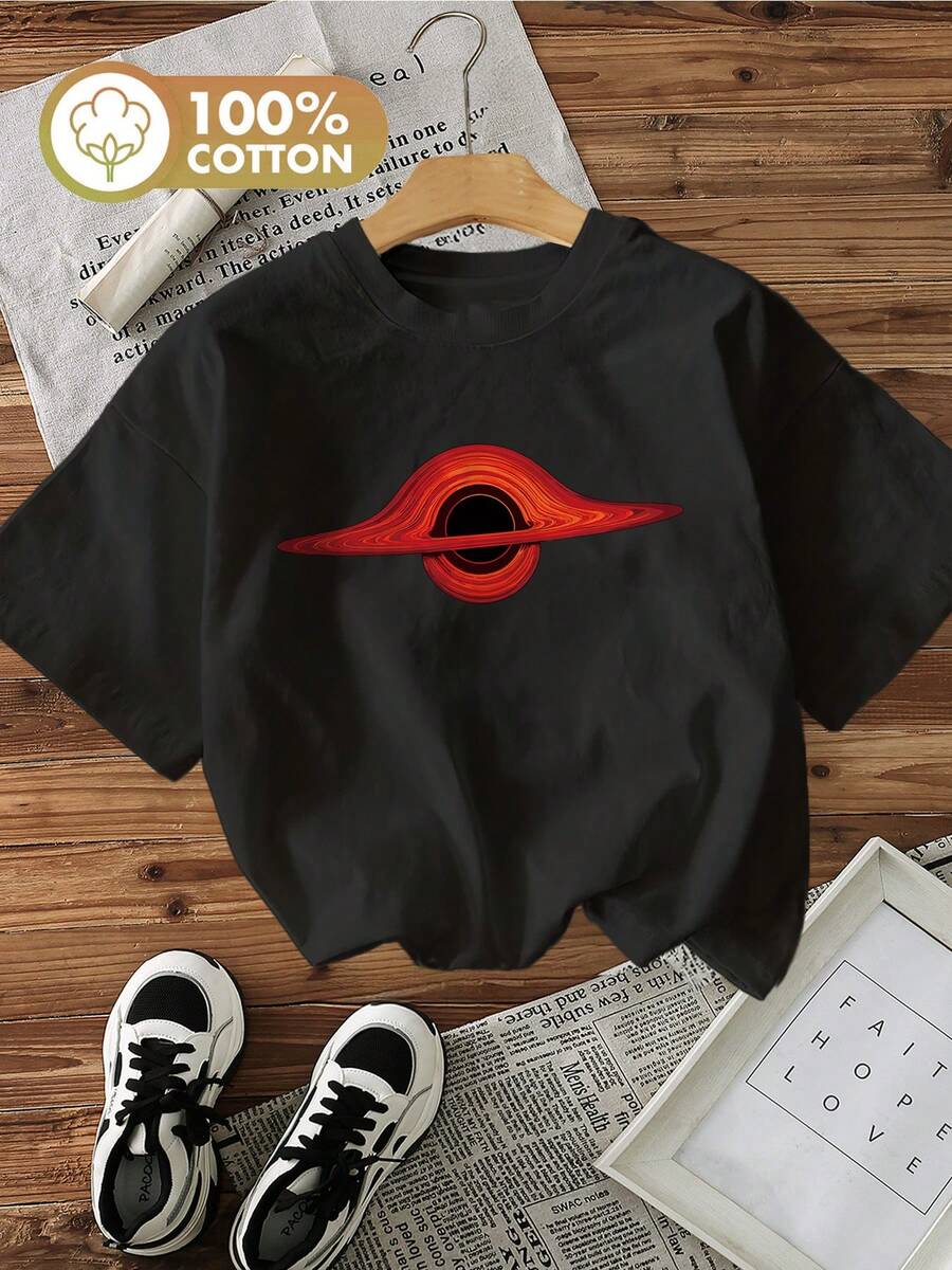 Camiseta pura de manga corta y cuello redondo con estampado de agujero negro y disco de acreción de ciencia ficción