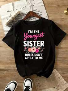 Women's Short-Sleeved Graphic Tee, 100% Cotton, With A Fun Print And Crew Neck. Features A Floral Design And The Phrase "I'm The Younger Sister, The Rules Don't Apply To Me." Ideal As A Gift For Sisters And Family Members, Suitable For Sporting Events, Parties, Outings, Sports, And Other Festive Occasions. Vintage Style. - 黑色 - 查看 6