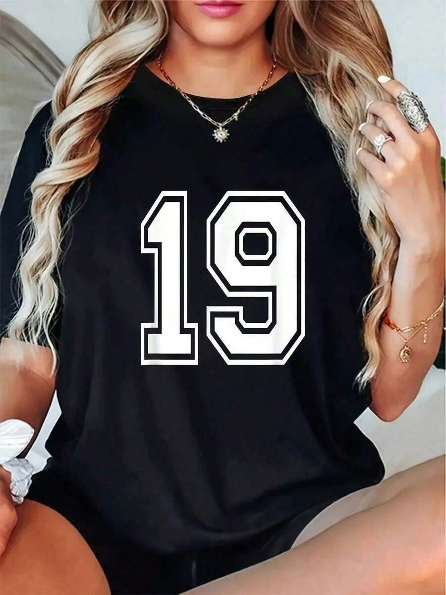 T-shirt única con diseño moderno y estilo y2k número 19 perfecta para cualquier ocasión destaca tu personalidad y actuales ideal para fans de la moda y quienes buscan originalidad en su outfit - Negro - Ver 1