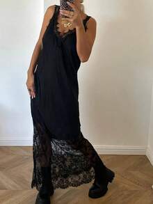 Elegantes ärmelloses Maxikleid für Damen in Schwarz mit kontrastierendem Spitzenbesatz und asymmetrischem Saum, geeignet als Partykleid für den Sommer - Schwarz - Übersicht 2