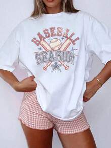 Camiseta Premium de Talla Grande para Mujer con Estampado de Temporada de Béisbol - Camiseta Blanca de Cuello Redondo con Detalles en Rojo y Azul - Ropa Casual Suave para Fanáticas - Lavable a Máquina, Top de Primavera/Verano, Atuendo de Primavera, Estampado Moderno, Tela Cómoda, Camiseta de Manga Corta, Ecológica para el Guardarropa de Verano - Blanco - Ver 6