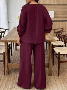Weeklong Plus Size Women's Casual Mid-Sleeve Button Decor V-Neck Blouse And Straight Pants 2-Piece Set, Suitable For Daily Wear And Vacation - 酒紅色 - 查看 2