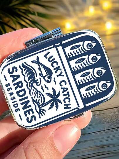 Caja de medicina portátil cuadrada de doble capa con patrón de sardinas de metal, caja de almacenamiento multifuncional para cápsulas de vitaminas y pastillas, mejor regalo para amigos del hogar, tamaño portátil de bolsillo, linda caja de clasificación de medicamentos, caja de medicamentos, botella de medicina personal, caja de joyas, caja de clasificación de medicamentos, diseño interesante, contenedor cúbico, cáscara duradera, material a prueba de humedad, equipo médico portátil, separación de pastillas, artículos de viaje necesarios, regalos para el hogar