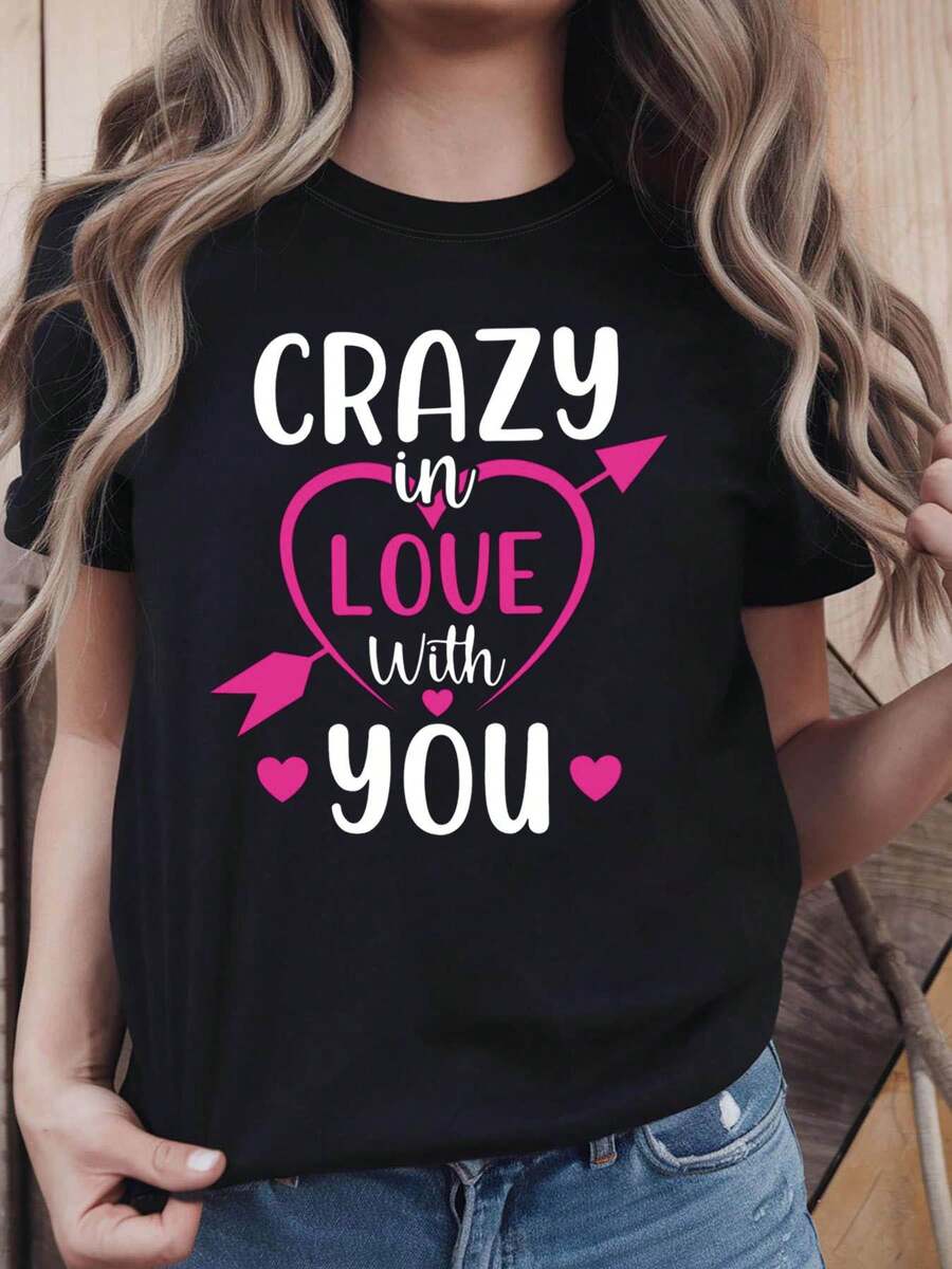 Women's T-Shirt "CRAZY In LOVE With YOU" With Heart And Arrow Print, Perfect For Valentine's Day Dates, Casual Outings As A Couple, With A Romantic And Fun Short Sleeve Design For Everyday Wear. - 黑色 - 查看 1