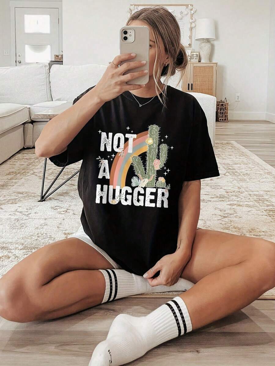 Camiseta Y2K Not a Hugger con diseño de cactus y arcoíris perfecta para un look fresco y moderno ideal para destacar tu estilo único en cualquier ocasión.Hazte notar con esta pieza única que combina comodidad y originalidad. JS4Z - Negro - Ver 1