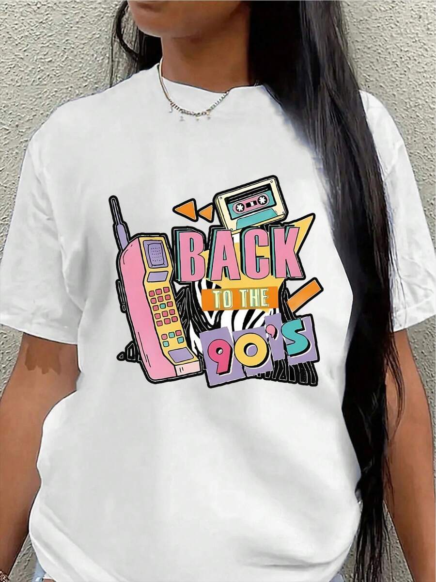 This Short-Sleeved Polyester T-Shirt, With A Retro 90s Design, Is Lightweight And Durable, Suitable For Casual Wear At Home, In Restaurants, Or At Parties. The Print Features Retro Elements Of A Telephone And Cassette Tape. - 白色 - 查看 1