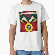 Camiseta clásica con póster del sueño de la Copa del MundoEsta camiseta de algodón de 220 gramos es la combinación perfecta de comodidad y moda para cualquier aficionado al fútbol. Esta camiseta, especialmente diseñada para hombres y mujeres, utiliza tejidos suaves y transpirables para crear un ajuste fascinante y es ideal para días de competición o ropa casual. Hecho de algodón de alta calidad, duradero y suave al tacto. Ya sea que apoyes a tu equipo favorito, participes en un partido de ocio o disfrutes de un día relajado, esta camiseta multifuncional es el último complemento de tu armario. - Negro - Ver 6