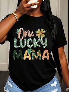 Camiseta "One Lucky Mama" para el Día de San Patricio con Patrón de Trébol y Texto para Festivales de Primavera y Uso Casual - Negro - Ver 6