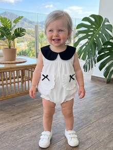 Mono de verano para bebé niña con adorable detalle de volantes, bolsillo y lazo, sin mangas y cuello de muñeca. - Blanco - Ver 3
