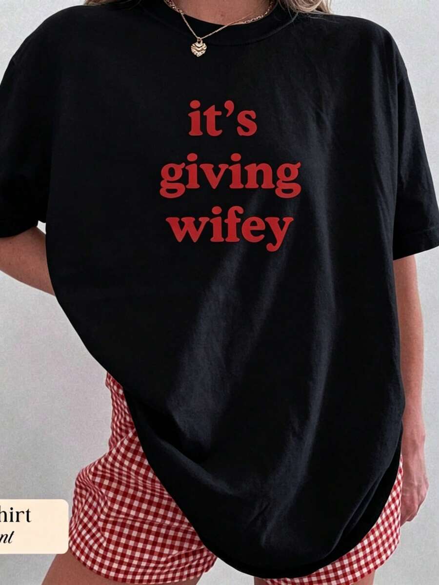Camiseta "Es la futura esposa" - Camiseta para futura novia, camiseta para recién casados, regalo de compromiso personalizado, atuendo para luna de miel, camiseta para el día de la boda, "Wifey Vibes", novia, camiseta de algodón de manga corta, estilo clásico, de algodón grueso, con estampado gráfico, casual para mujer. - Negro - Ver 1