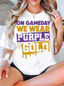 Women's Graphic Tee: On Game Day We Wear Purple And Gold. Casual Short-Sleeve Crew Neck Tee For Sporting Events And Everyday Wear. Perfect Gift For Sports Fans And Team Supporters. Plus Size Women's Clothing, Printed Blouses For Women. - 白色 - 查看 6