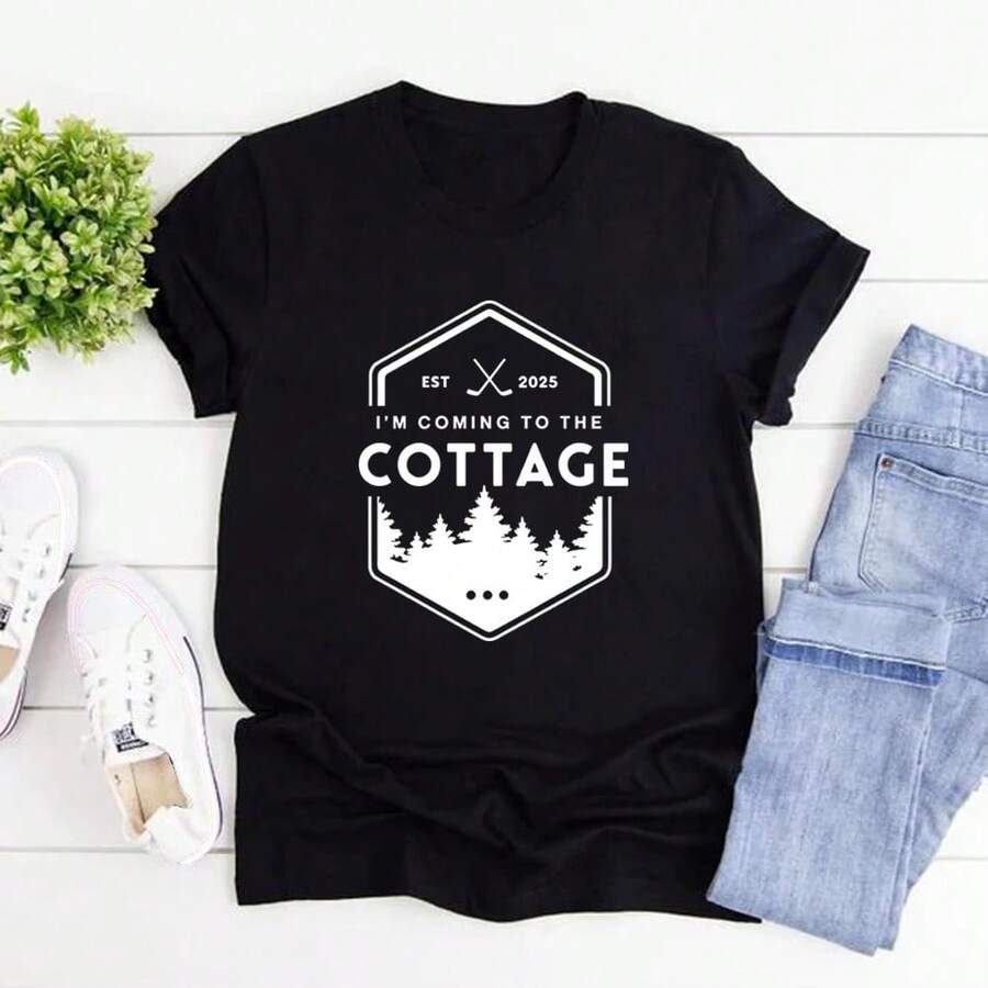 "Coming To The Cottage" T-Shirt Inspired By Hockey And Romance, Heated Rivalry T-Shirt, Booktok T-Shirt, Unisex Short-Sleeve T-Shirt For Outdoor Activities. - 黑色 - 查看 1