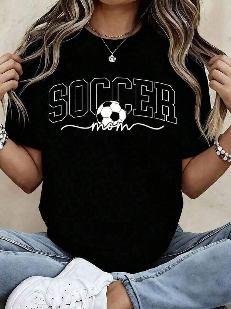 Camiseta "Soccer Mom" para Mujer - Camiseta Gráfica Negra con Diseño de Balón de Fútbol, Camiseta Casual de Corte Holgado para Fanáticas del Fútbol, Regalo Perfecto para Mamás y Amantes del Deporte, Ropa de Primavera/Verano, Excelente Regalo para Ella - Negro - Ver 1