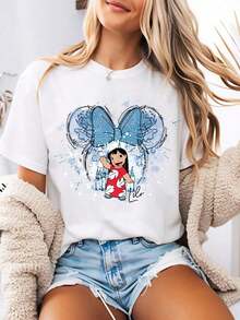 Camiseta estampada para mujer con un estampado de dibujos animados en acuarela de Lilo de Lilo & Stitch dentro del contorno de una cabeza de . Esta camiseta de verano de cuello redondo está confeccionada con un tejido suave y cómodo 100% algodón, perfecta para el uso diario, actividades al aire libre o ir de compras. También es una opción ideal para el atuendo de vacaciones de las mujeres. - Blanco - Ver 1