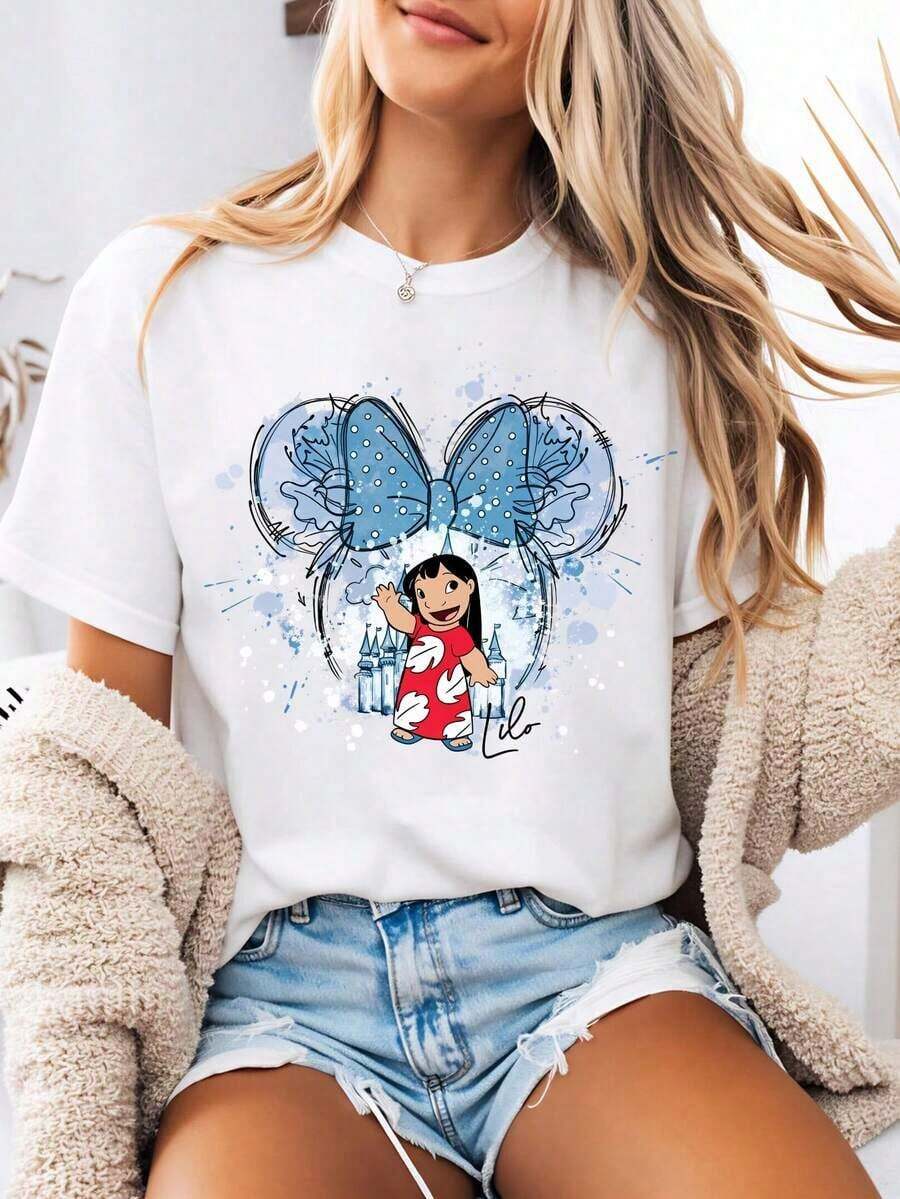 Camiseta estampada para mujer con un estampado de dibujos animados en acuarela de Lilo de Lilo & Stitch dentro del contorno de una cabeza de . Esta camiseta de verano de cuello redondo está confeccionada con un tejido suave y cómodo 100% algodón, perfecta para el uso diario, actividades al aire libre o ir de compras. También es una opción ideal para el atuendo de vacaciones de las mujeres. - Blanco - Ver 1