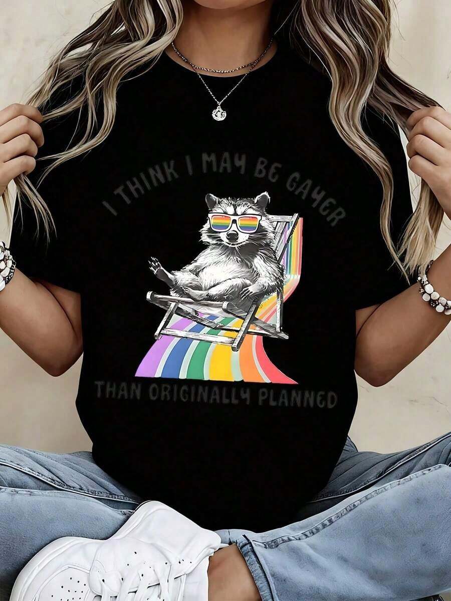 Camiseta de moda para mujer con estampado gráfico de un mapache con gafas de sol sobre una silla arcoíris: "Creo que soy más gay de lo que había planeado originalmente". Top casual de verano para uso diario y eventos de orgullo.blusa casual mujer - Negro - Ver 1